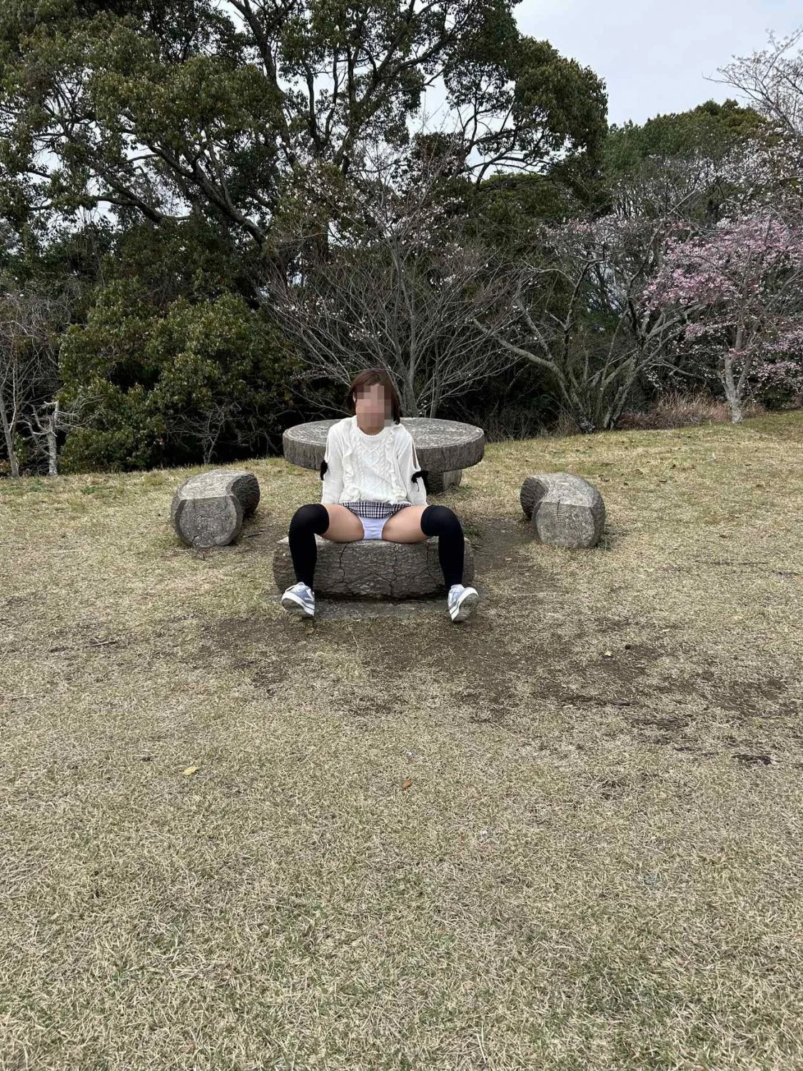 いい歳して女児パンツを履かされ露出する人妻 main image