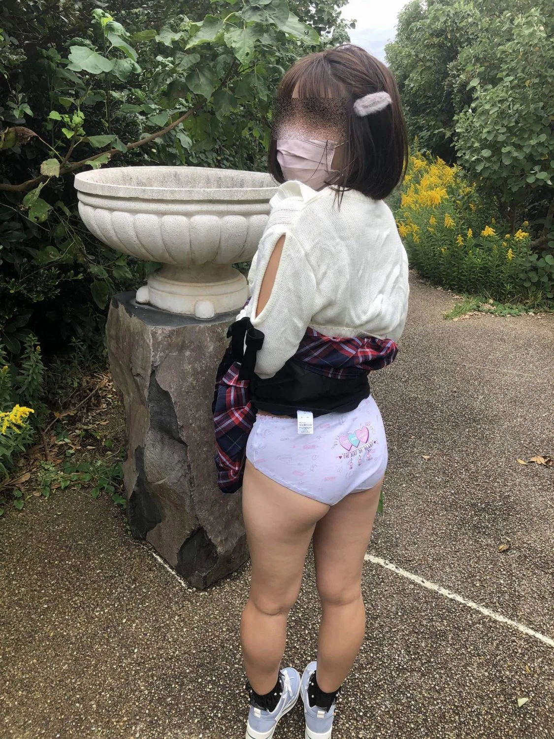 いい歳して女児パンツを履かされ露出する人妻 image 3