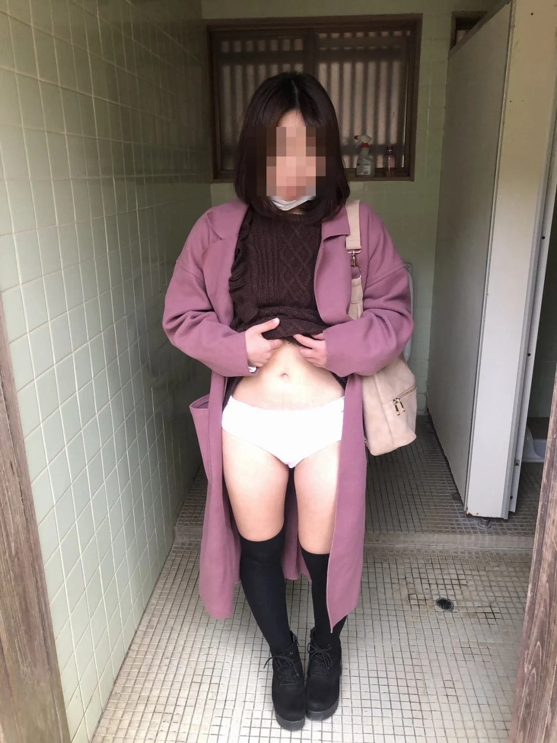 いい歳して女児パンツを履かされ露出する人妻 image 4