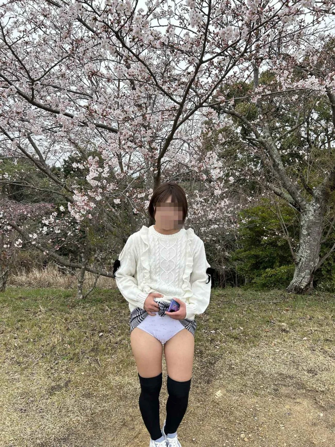いい歳して女児パンツを履かされ露出する人妻 image 6