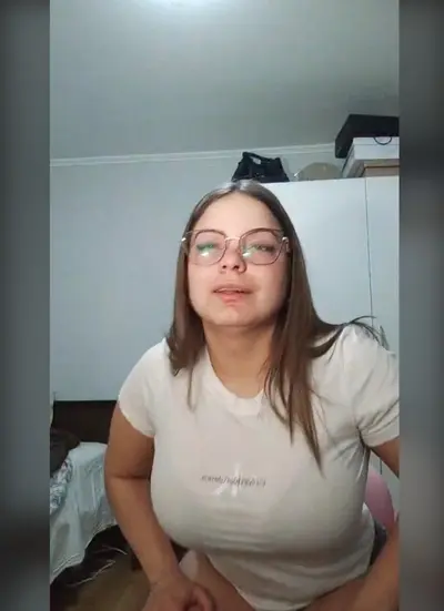 Loira peituda mostrando a calcinha: Alg conhece ela ?? cover image