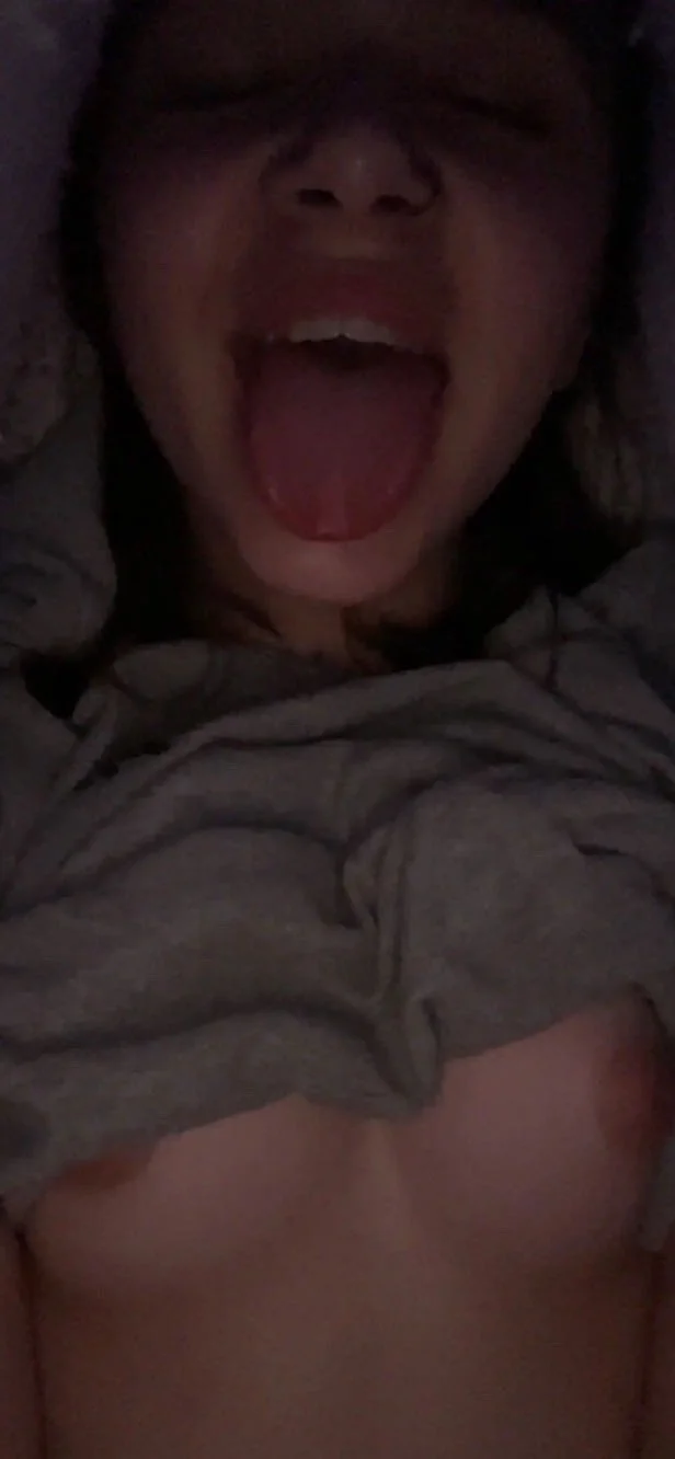 Slut loves to show off her tits main image