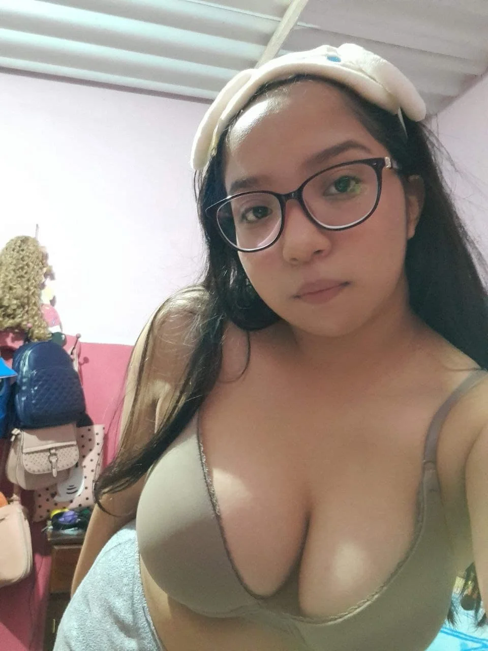 Compañera chichona con gafas image 2