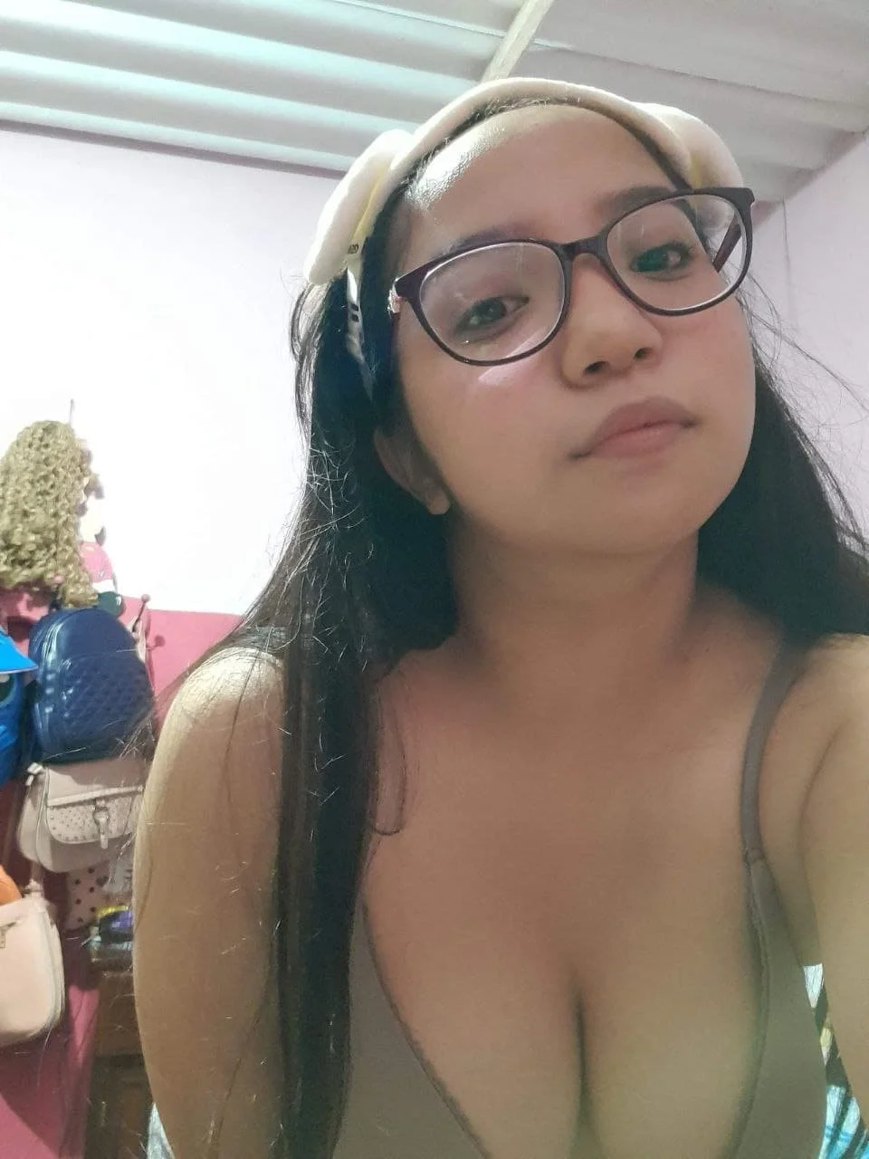 Compañera chichona con gafas image 4
