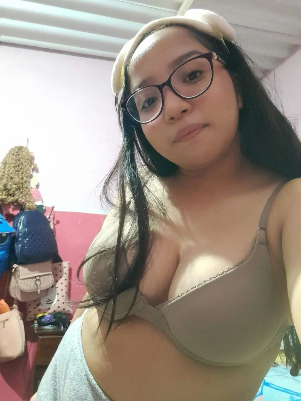 Compañera chichona con gafas image 9