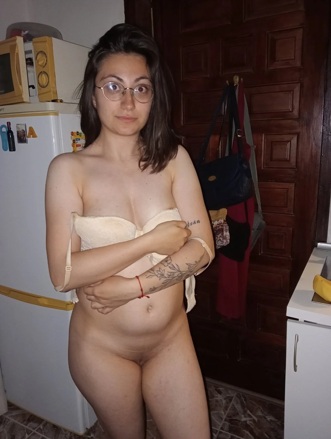 Que puta pendeja se deja tomar fotos así? Lucia Jiménez la zorra española barata image 16