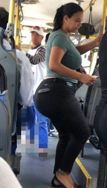 Flagras de rabudas no ônibus. image 10