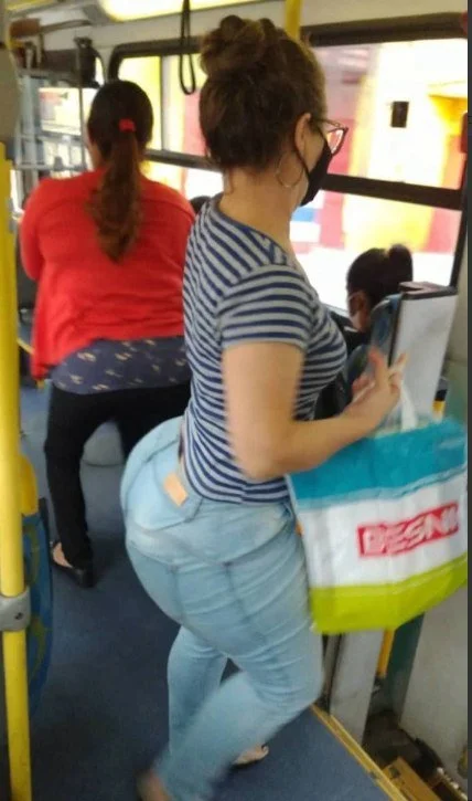 Flagras de rabudas no ônibus. image 3