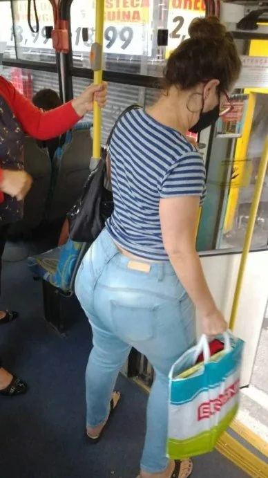 Flagras de rabudas no ônibus. image 9