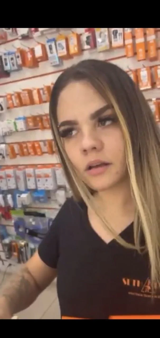 Loira mamou no banheiro da loja - Porn image 1