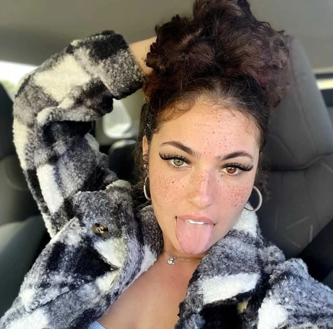 Ash Kash gives amazing head! image 4