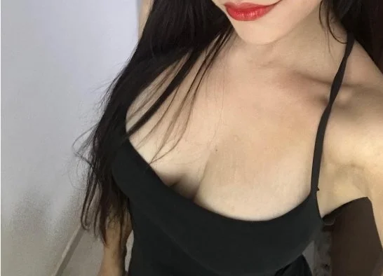 flagou a esposa branquinha peituda trocando de roupa. Corno quer comentários! image 3
