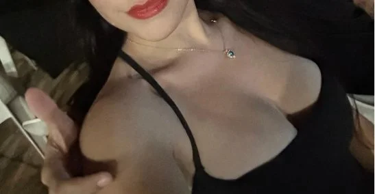 flagou a esposa branquinha peituda trocando de roupa. Corno quer comentários! image 4