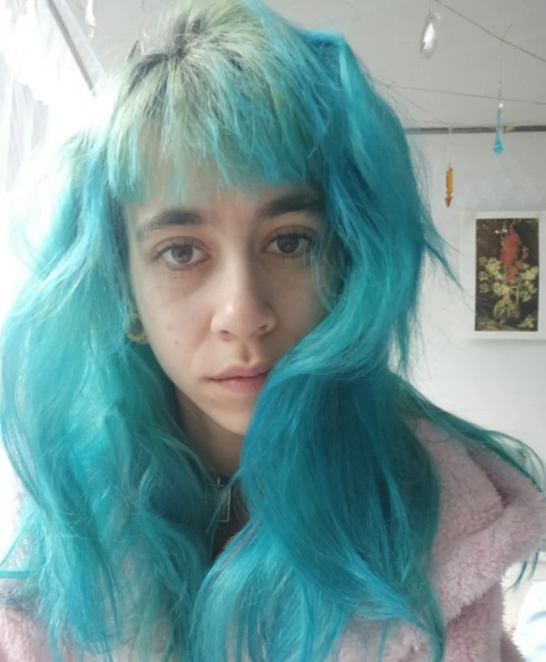 feminista peituda da buceta linda e cabelo azul image 2