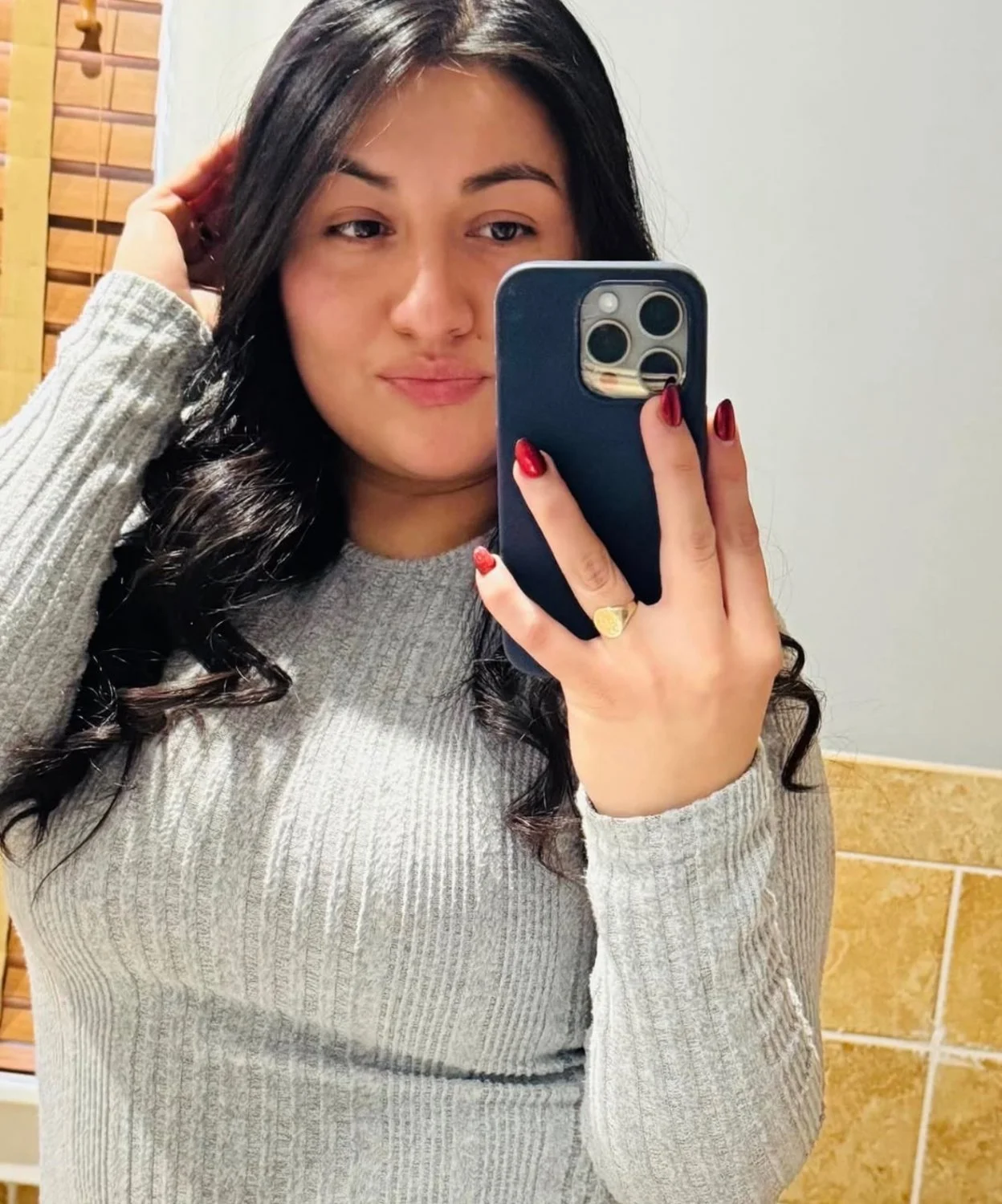 Puta enseña sus tetas mientras la cojen main image