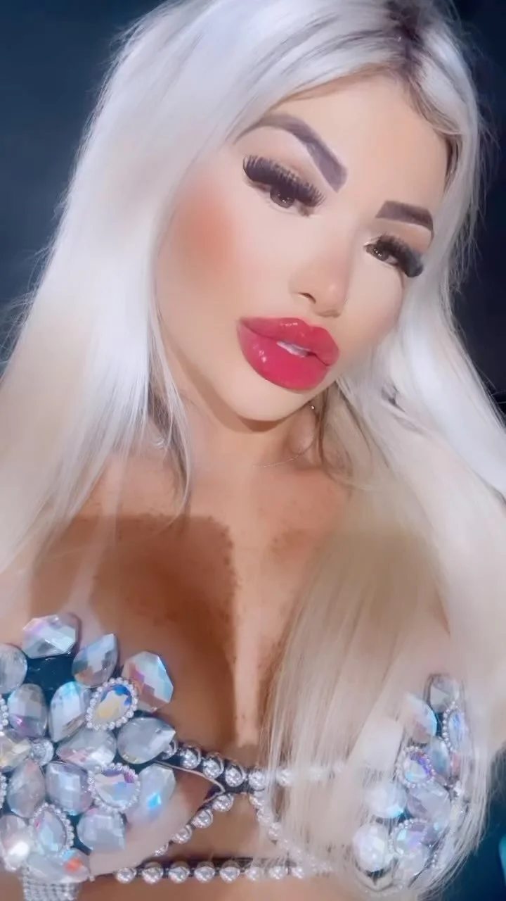 Loira Delicia | paula_ferrar image 2