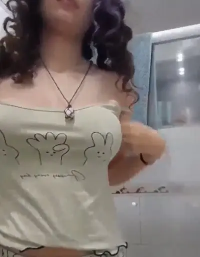 Nerd branquinha muito peituda se exibindo gostoso cover image