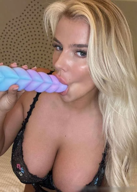Request.. Curvy Gorgeous 🇳🇱 Milf.. <> Instagram Influencer.. image 17