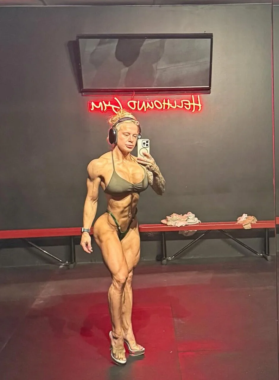 hot muscle bimbo image 10
