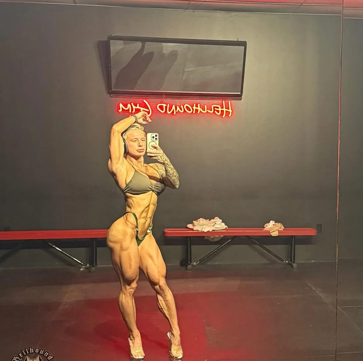 hot muscle bimbo image 11