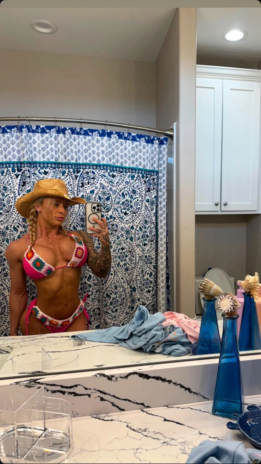 hot muscle bimbo image 6