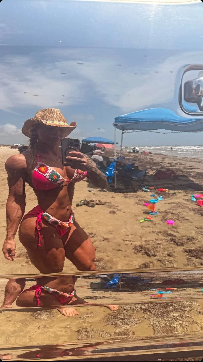 hot muscle bimbo image 9