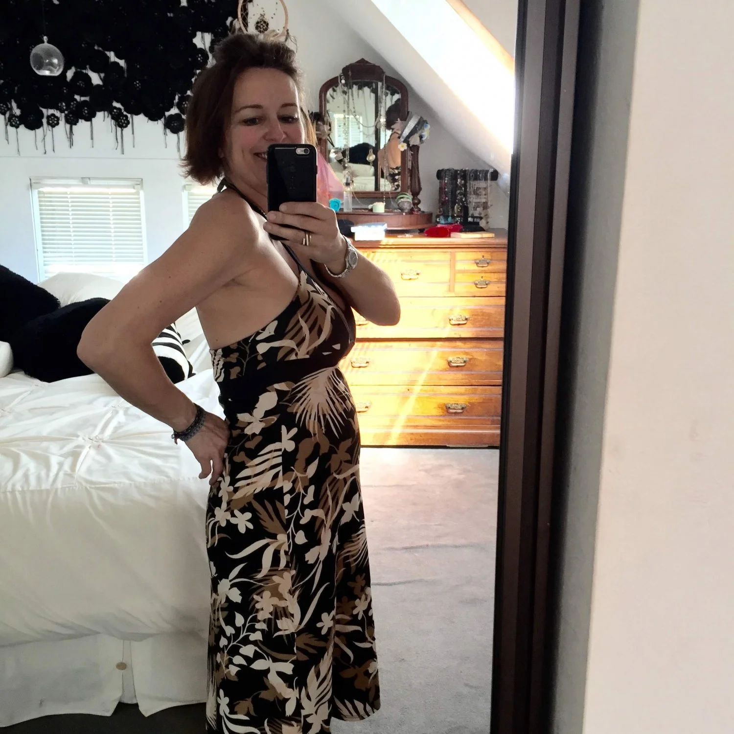 Brunette MILF image 10