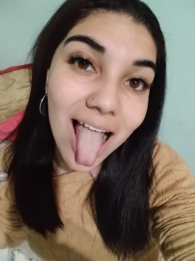 Trola Argentina sexy flakita Novia culona rica y coño abierta putita cover image
