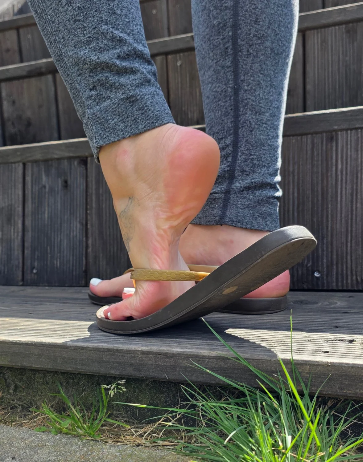 Feet photoshoot with blonde housewife in her backyard image 3