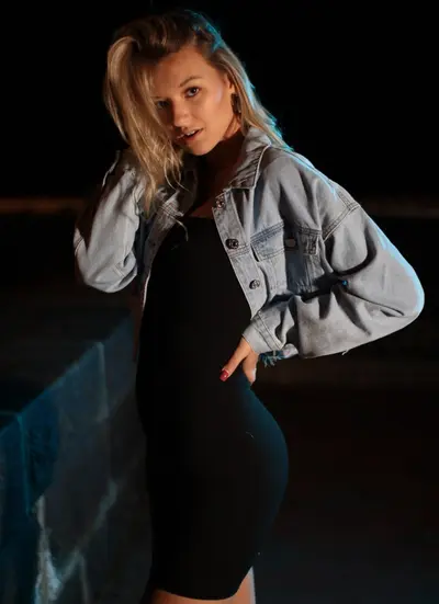 Carlie Moser. Rubia Cachonda 🔥 y Caliente 🥵 delgadita de buen culo. cover image