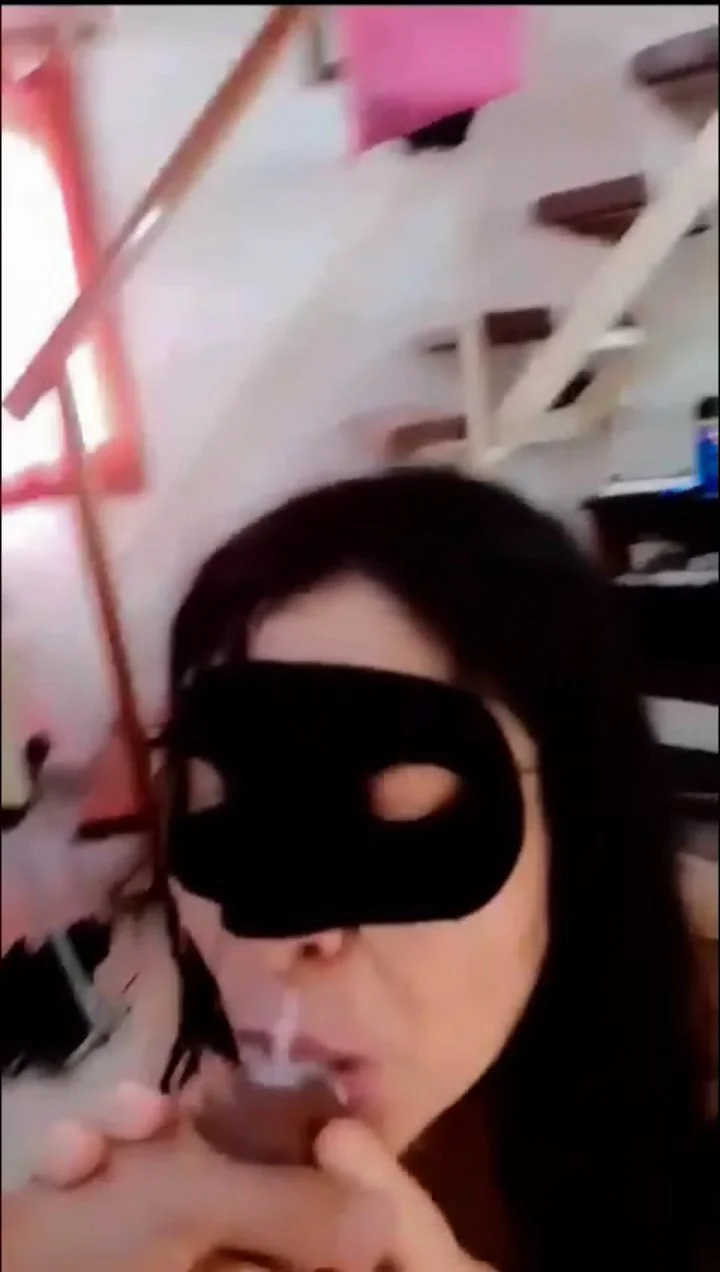 Gorda chupa pija y se hace acabar en la boca 💦 que sucia la hija de puta 🔥 image 15