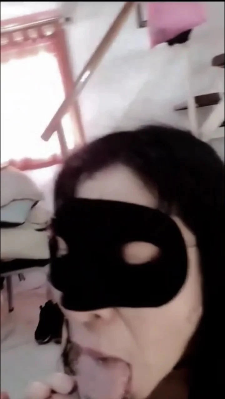 Gorda chupa pija y se hace acabar en la boca 💦 que sucia la hija de puta 🔥 image 2