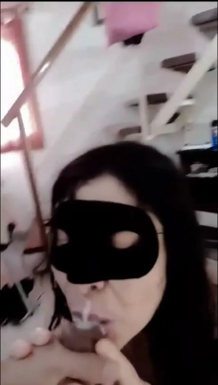 Gorda chupa pija y se hace acabar en la boca 💦 que sucia la hija de puta 🔥 image 6