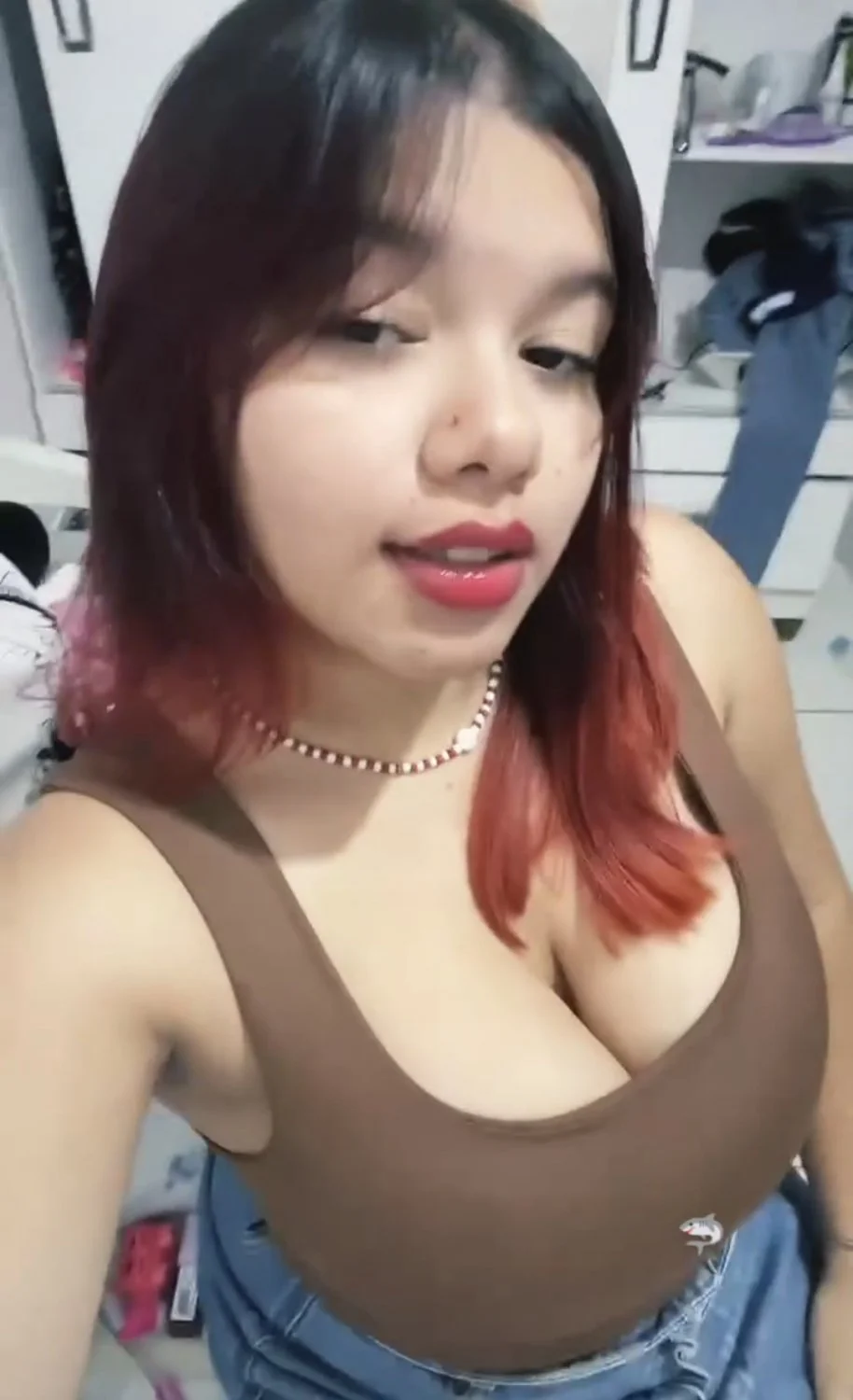 Novinha peituda image 2
