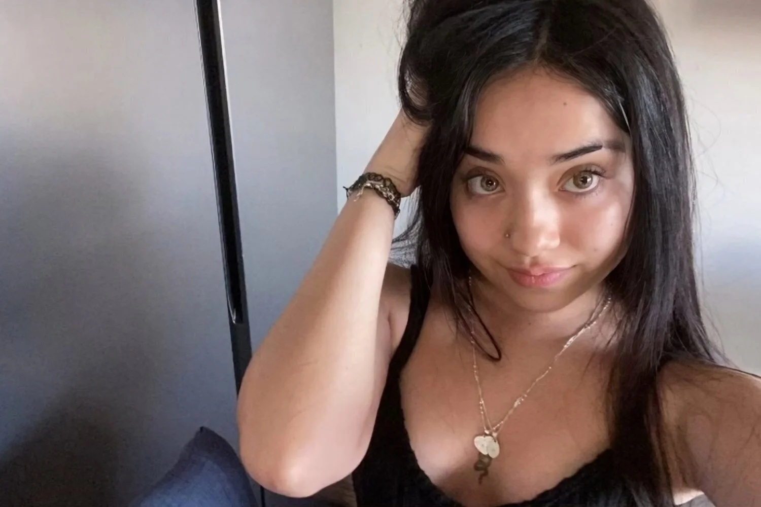 Trolita Argentina hermosa Flaca culona tierna sexy coño depiladita con su dildo cachonda image 2