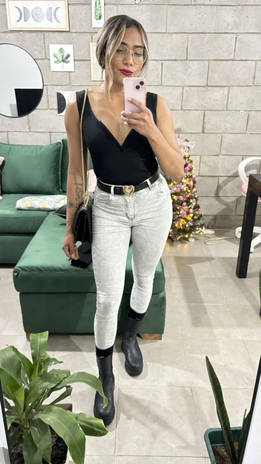latina emily image 19