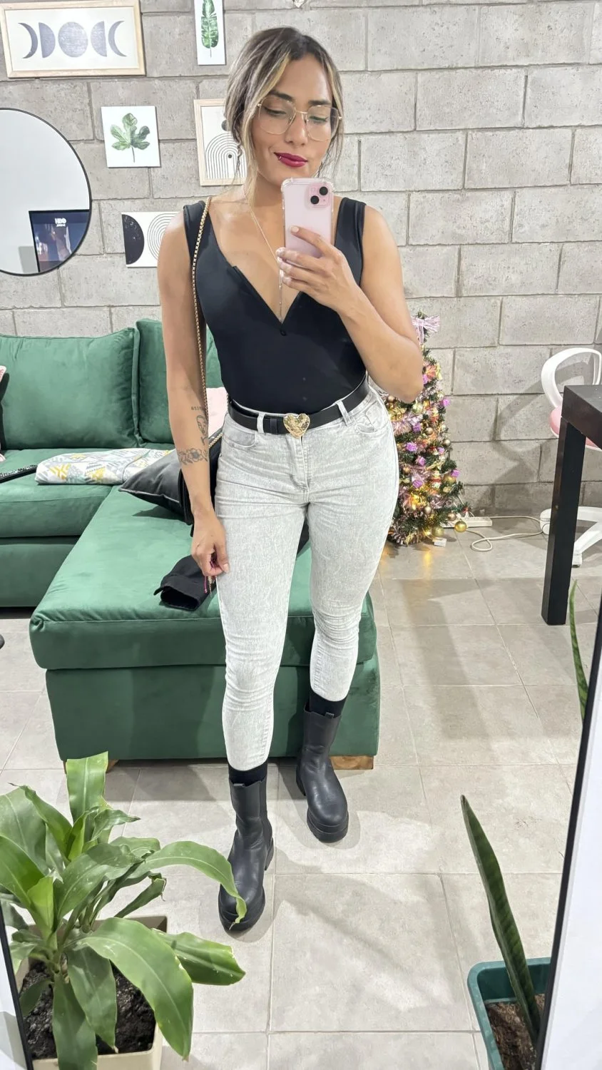 latina emily image 23