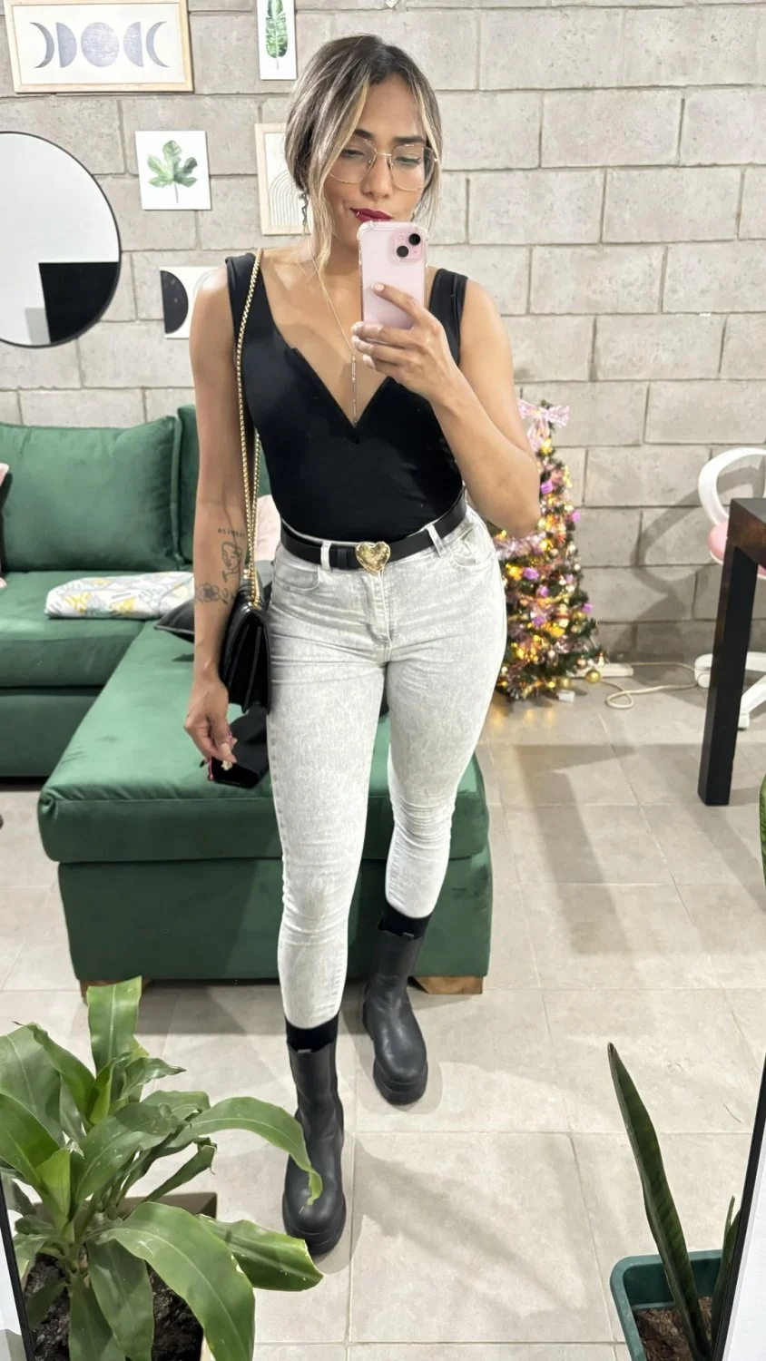 latina emily image 28