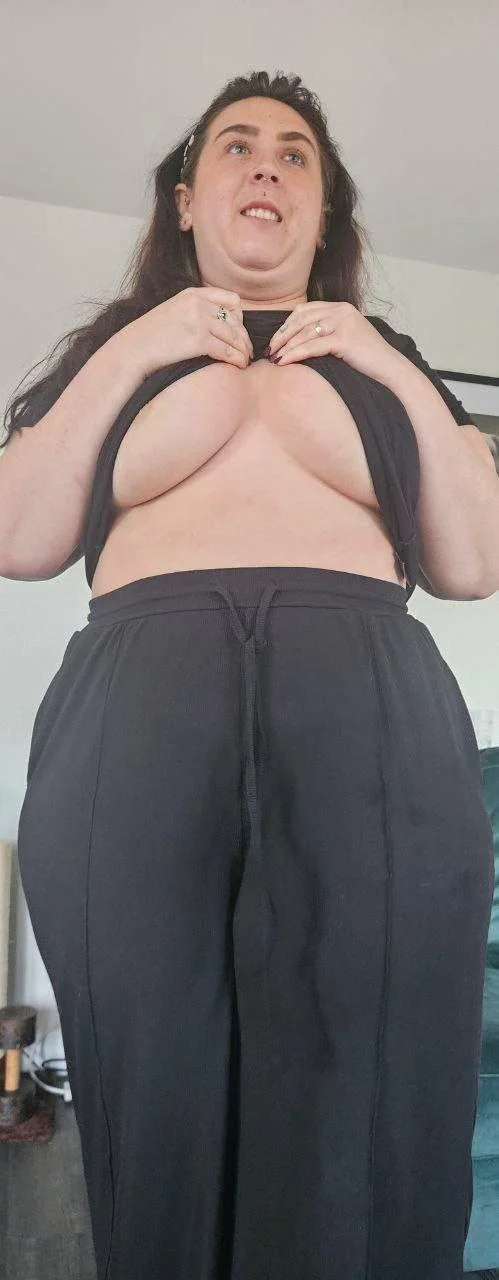 Lizzie 30 image 19
