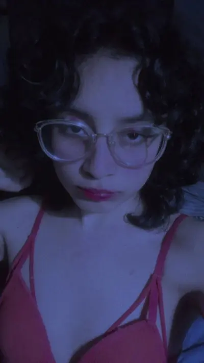 Lo que me envía la hija de la vecina cover image