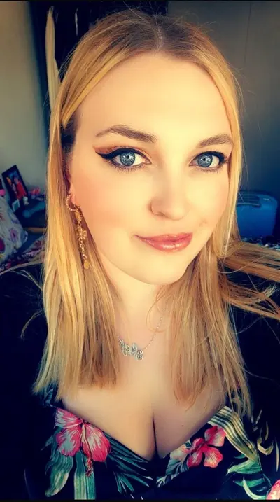 32 yo Hannah very pretty tits 😮‍💨 cover image