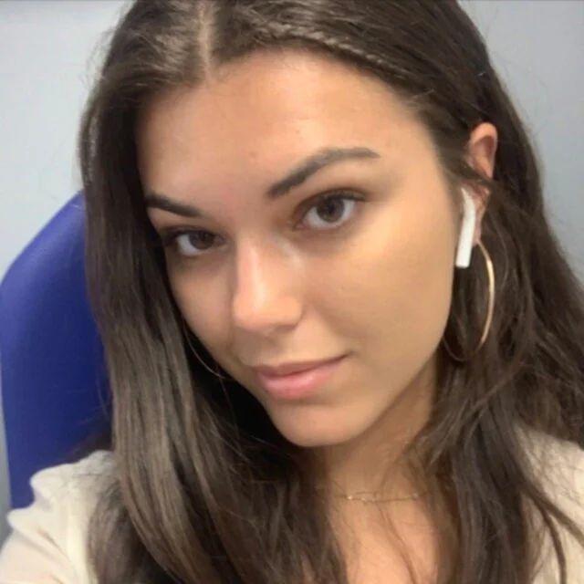 brunette amateur Francesca image 2
