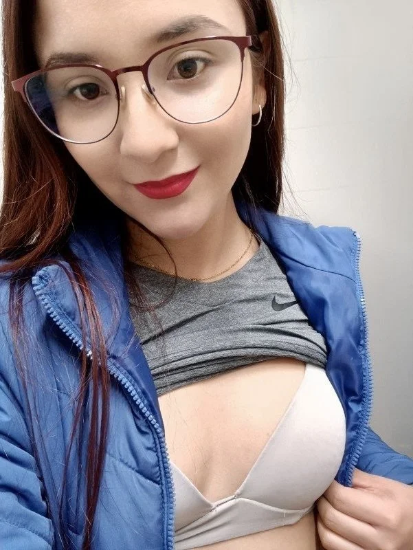 Argentina trolita hermosa novia de lentes con mini tetas deliciosa tiernita image 3