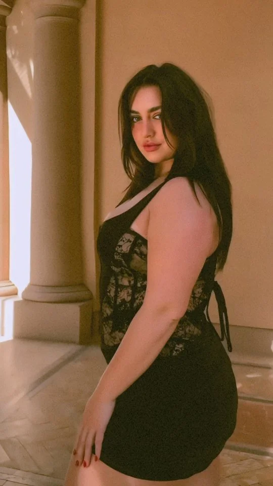 Indian girl show big ass main image
