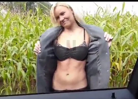 Mujer madura tiene sexo al aire libre image 2