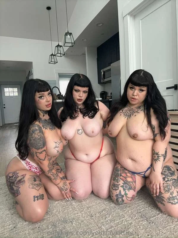 Plump Alt Girls image 3