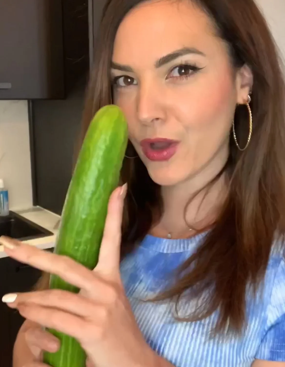 French milf fucks her arse with a cucumber image 2
