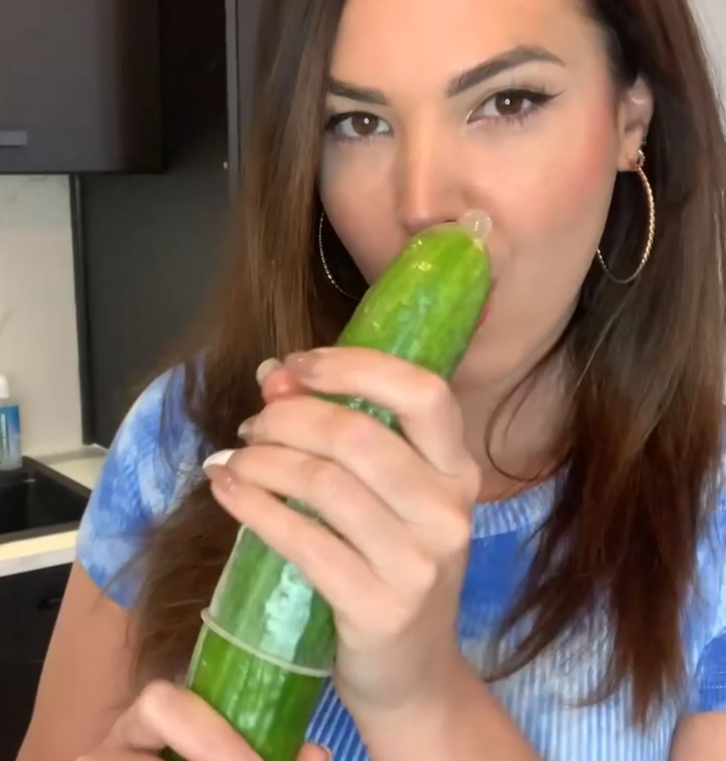 French milf fucks her arse with a cucumber image 7