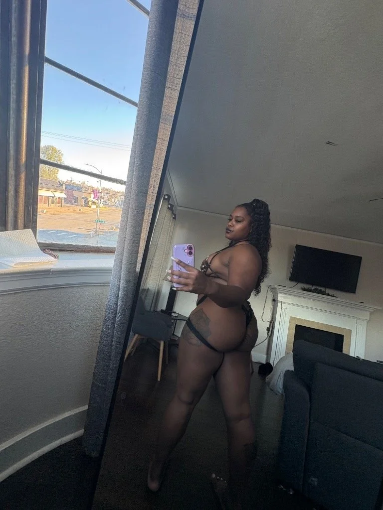 Black slut with nice ass main image