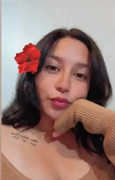 En novio no sabe lo que envía la puta de su novia a sus exs cover image